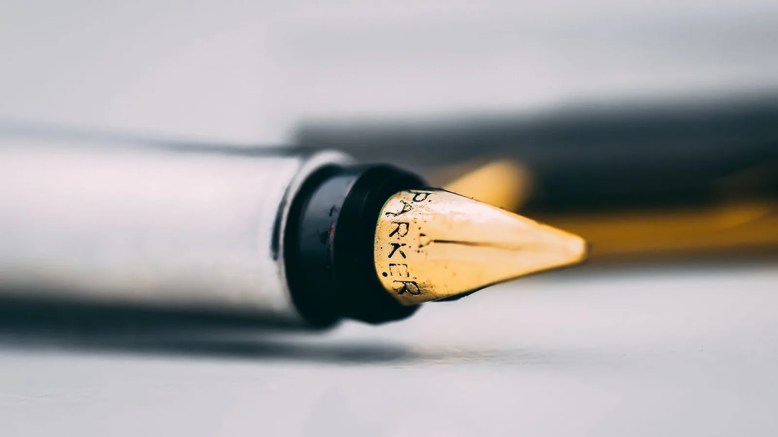 Saiba os benefícios de formalizar a união estável por escritura pública, a livre escolha do regime de bens e a proteção sucessória.