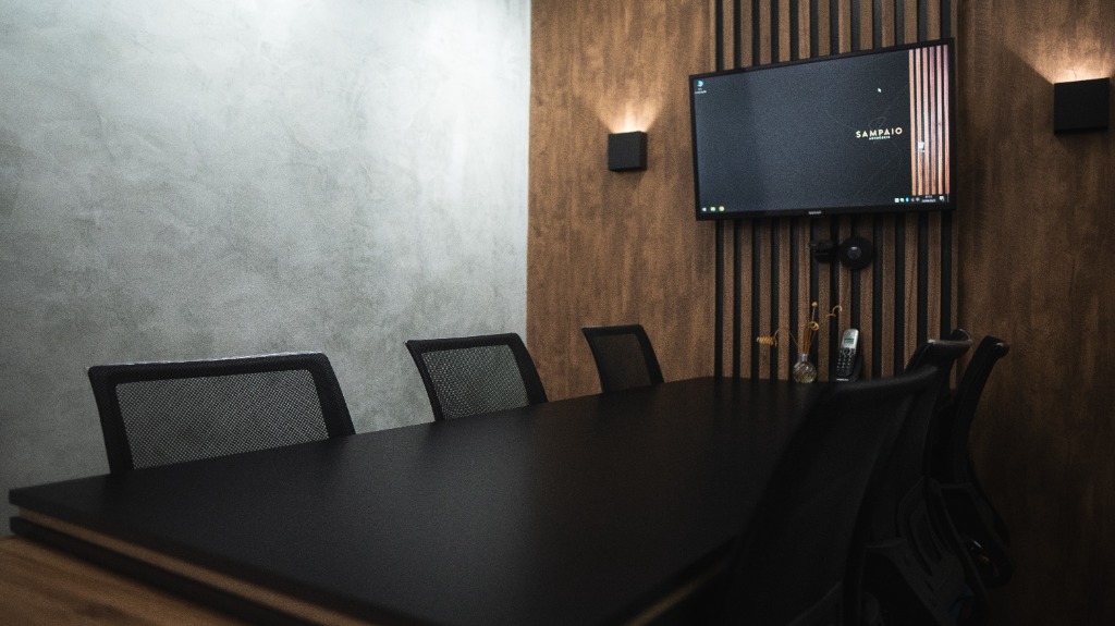 Gabinete do Dr. Leonardo com mesa e certificados